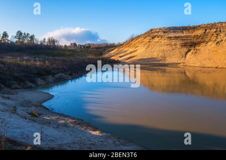 Natürlicher Sonnenuntergang vor dem Hintergrund der Wälder. Stockfoto