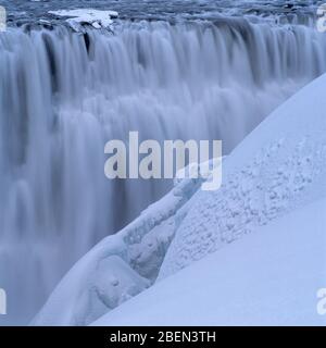 Nahaufnahme des Dettifoss Wasserfalls im Winter Stockfoto