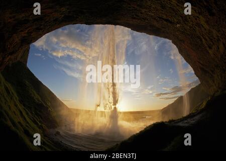 Blick von hinter dem Wasserfall Seljalandsfoss Stockfoto