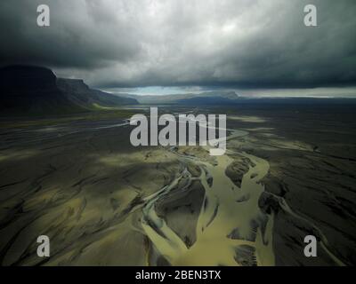 Luftaufnahme von mäandernden Gletscherflüssen in Südisland Stockfoto