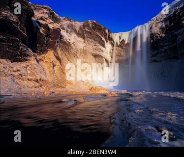 Skogarfoss Wasserfall in Südisland im Winter Stockfoto