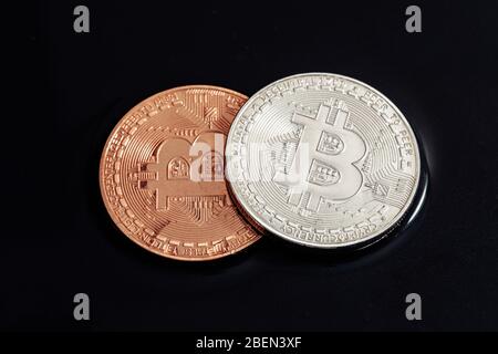 Bitcoin auf schwarzem Hintergrund. Die Weltwirtschaftskrise. Stockfoto