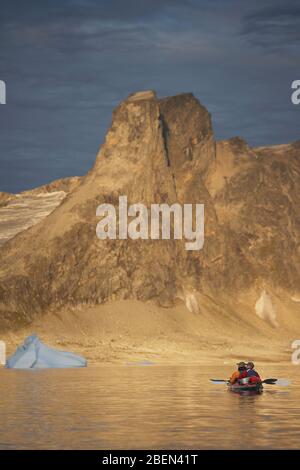 2 Männer, die mit einem Seekajak in Ostgrönland unterwegs sind Stockfoto