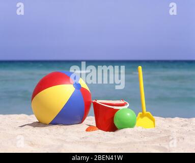 Eimer, Strandball und Spaten, Platja de Sant Tomàs, Sant Tomàs, Menorca, Balearen, Spanien Stockfoto