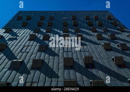 Offene Fenster und Schatten auf dieser modernen Fassade Stockfoto