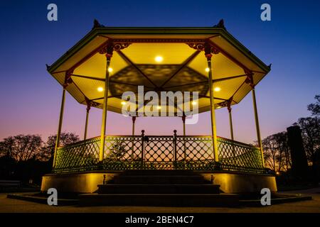 Viktorianischer Bandstand in den Royal Pump Rooms Gardens, Royal Leamington Spa, einen Monat nach der Renovierung im Jahr 2019, die im März 2020 abgeschlossen wurde. Stockfoto