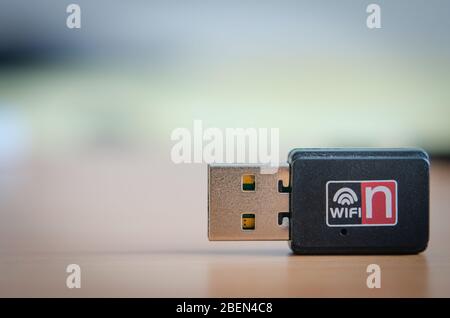 Nahaufnahme von tragbaren Wireless WiFi N Bluetooth-Adapter für tragbare Internetverbindung verwendet. Stockfoto