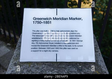 Ein Schild, auf dem der ursprüngliche Greenwich Meridian Marker auf einer Säule am Royal Observatory in Greenwich, London, UK, steht Stockfoto