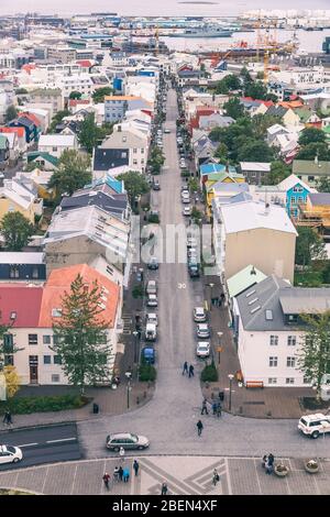 Malerische Luftaufnahme der Stadt Reykjavik, Island. Innenstadt, zentrale Straße und Meereslandschaft außerhalb der Stadt. Blick von der Spitze der Hallgrimskirkja C Stockfoto