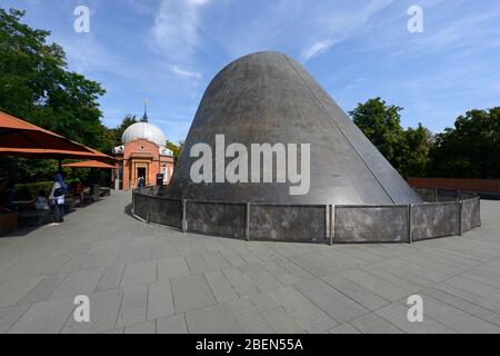 Blick auf das Peter Harrison Planetarium am Royal Observatory, Greenwich, London, Großbritannien, das in einem großen kegelförmigen Bronzegebäude liegt Stockfoto