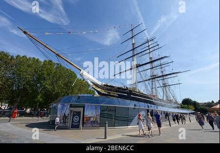 Blick auf das Cutty Sark Teeslipper Museum im Trockendock in Greenwich, im Südosten von London, Großbritannien, der Rumpf von einem glasüberdachten Besucherzentrum umhüllt Stockfoto