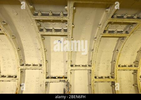 Stahlauskleidung wegen Bombenschäden im Greenwich-Fußtunnel unter der Themse, der mit Island Gardens auf der Isle of Dogs in London, Großbritannien, verbunden ist, hinzugefügt Stockfoto