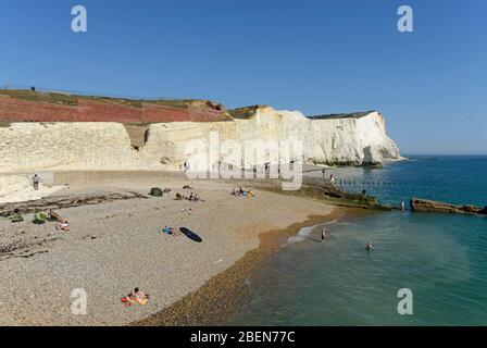 Ein Blick auf die Breach und Klippen bei Seaford Head in Seaford, East Sussex, Großbritannien, an einem super sonnigen Augusttag. Stockfoto