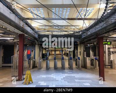 New York, Usa. April 2020. Die Brooklyn Bridge-City Hall U-Bahnstation ist am 14. April 2020 fast leer von Pendlern. New York wird weiterhin von Gouverneur Cuomo mit dem Befehl "Stay-at-Home" beordert, die Ausbreitung des Coronavirus zu stoppen.(Foto: Samuel Rigelhaupt/Sipa USA) Quelle: SIPA USA/Alamy Live News Stockfoto