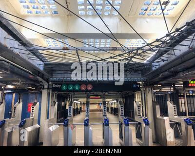 New York, Usa. April 2020. Die Brooklyn Bridge-City Hall U-Bahnstation ist am 14. April 2020 fast leer von Pendlern. New York wird weiterhin von Gouverneur Cuomo mit dem Befehl "Stay-at-Home" beordert, die Ausbreitung des Coronavirus zu stoppen.(Foto: Samuel Rigelhaupt/Sipa USA) Quelle: SIPA USA/Alamy Live News Stockfoto