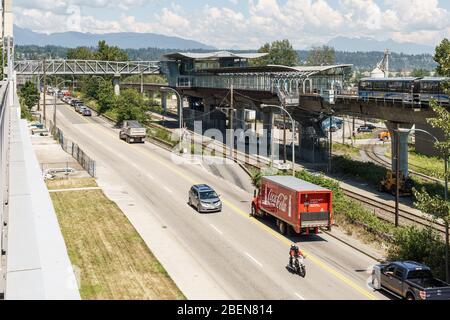 NEW WESTMINSTER, KANADA - 26. JUNI 2019: Geschäftige Brunette Avenue in der Nähe der U-Bahn-Station Sapperton Station. Stockfoto