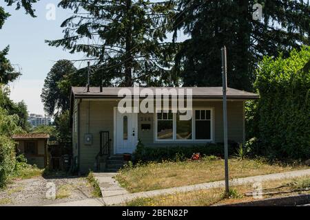 NEW WESTMINSTER, KANADA - 26. JUNI 2019: Blick auf die Straße in einer ruhigen Gegend in einer Großstadt Stockfoto