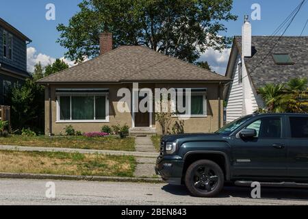 NEW WESTMINSTER, KANADA - 26. JUNI 2019: Blick auf die Straße in einer ruhigen Gegend in einer Großstadt Stockfoto