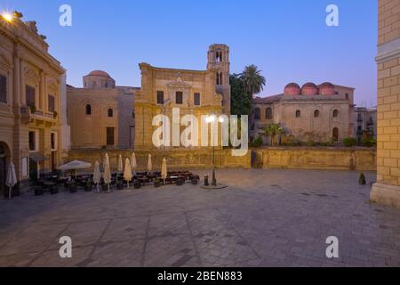 Schöne blaue Stunde Dämmerung Blick auf die Kirche St. Maria des Admirals und Kirche von San Cataldo, Sizilien, Italien Stockfoto