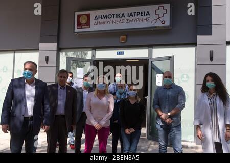 Athen, Griechenland. April 2020. Der griechische Innenminister Takis Theodorikakos (1. L) posiert am 14. April 2020 für ein Foto mit Mitarbeitern des Programms "Hilfe zu Hause" im Gesundheitszentrum der Gemeinde Nea Smyrni in Athen, Griechenland. Nach der Pandemie hat die griechische Regierung das Programm "Hilfe zu Hause" verstärkt, um die schwächsten Mitglieder der griechischen Gesellschaft zu unterstützen. ZU "Feature: Griechenland stärkt Programm "Help at Home" zur Unterstützung verletzlicher Bürger während der COVID-19-Krise" Quelle: Marios Lolos/Xinhua/Alamy Live News Stockfoto