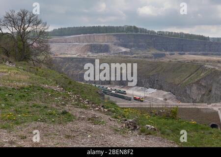 Freightliner 66 Lokomotive 66419 in der Seitenverdrahtungen in Tunstead Steinbruch Derbyshire Stockfoto