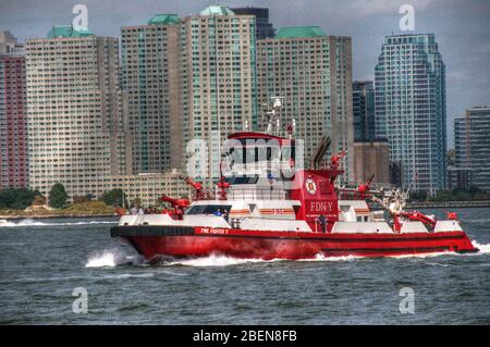 Feuerwehr New York's Fireboat Fight Fighter 2 Stockfoto