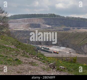 Freightliner 66 Lokomotive 66419 in der Seitenverdrahtungen in Tunstead Steinbruch Derbyshire Stockfoto