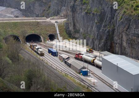 29/04/2019 Tunstead Quarry Derbyshire, Industrielle Rangierlokomotiven in den Steinbruchgleitungen Stockfoto