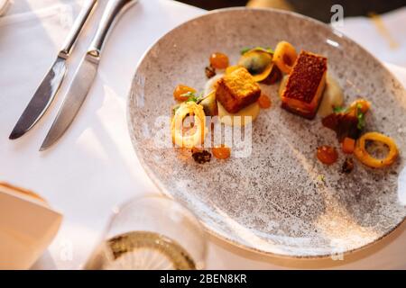 Köstliche frittierte knusprige Calamari und Tintenfisch Stockfoto