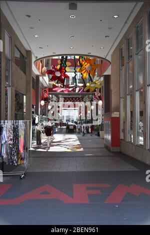 LOS ANGELES, CA/USA - 19. JUNI 2017: Ein Bekleidungscenter im Los Angeles Fashion District. Stockfoto