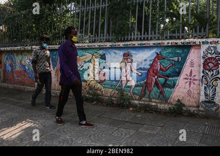 Dhaka, Bangladesch. April 2020. Menschen tragen Masken als vorbeugende Maßnahmen gegen das neuartige Coronavirus, während sie am ersten Tag des Bangla-Jahres die Straße überqueren. (Foto: MD. Rakibul Hasan/Pacific Press) Quelle: Pacific Press Agency/Alamy Live News Stockfoto