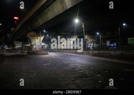 Dhaka, Bangladesch. April 2020. Ausgehen unter 18 UHR ist in Bangladesch wegen der Verbreitung von CoVid-19 streng verboten. Normalerweise am 1. Tag des Bangla Jahres ist dieser Ort voll mit Menschen, aber heute gab es keine Menschen auf der Straße, um das neue Jahr zu feiern. Die Menschen können von 9 bis 14 Uhr ihr Essen und andere wichtige Dinge kaufen. (Foto: MD. Rakibul Hasan/Pacific Press) Quelle: Pacific Press Agency/Alamy Live News Stockfoto