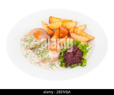 Leckeres Frühstück, das zu Hause zubereitet wird. Bratkartoffeln, Würstchen und Salat auf dem Teller auf weiß isoliert. Stockfoto