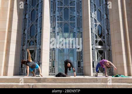 Eine Gruppe von Freunden praktiziert Yoga am Dienstag, den 14. April 2020, im geschlossenen Seattle Asian Art Museum im Volunteer Park. Das Museum ist seit März 12 geschlossen, um Seattle bei seinen Bemühungen zu unterstützen, die Verbreitung von COVID-19 zu begrenzen und die Gesundheit und Sicherheit der Gemeinschaft zu schützen. Stockfoto