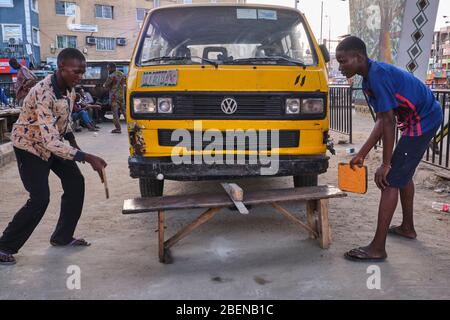 Zwei Jungen spielen während der Lockdown in Lagos, Nigeria, eine Partie Tischtennis. Stockfoto