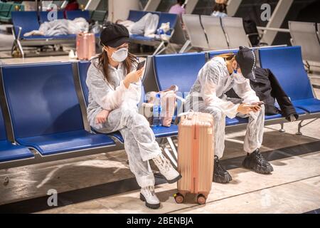 Reisende, die während des Covid-19-Ausbruchs auf Flügen in Schutzmasken und Kleidung am Bole International Airport in Addis Abeba Äthiopien warten Stockfoto