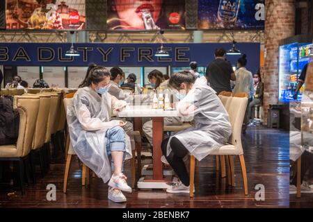 Reisende, die während des Covid-19-Ausbruchs auf Flügen in Schutzmasken und Kleidung am Bole International Airport in Addis Abeba Äthiopien warten Stockfoto