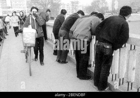 Lebhafte Menschen beobachten auf der Chifeng Brücke in Tianjin Stockfoto