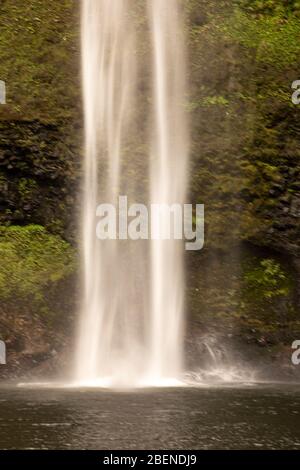 Doppel-Wasserfälle und Herbstfarben. Silver Falls State Park, Oregon Stockfoto