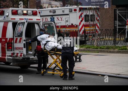 Brooklyn, Usa. April 2020. Ein Patient wird von den EMS-Arbeitern während des Coronavirus-Ausbruchs in das Krankenhaus von Brooklyn gebracht. Während die Kurve flacher wird, verzeichnet New York weiterhin hohe tägliche Todeszahlen und verzeichnet gestern erneut über 700 Todesfälle durch das Coronavirus. Quelle: SOPA Images Limited/Alamy Live News Stockfoto