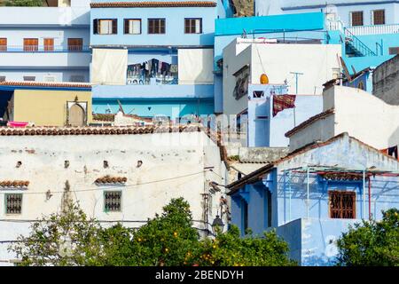 Blau und Weiß farbige Häuser und Gebäude in Chefchaouen Marokko Stockfoto