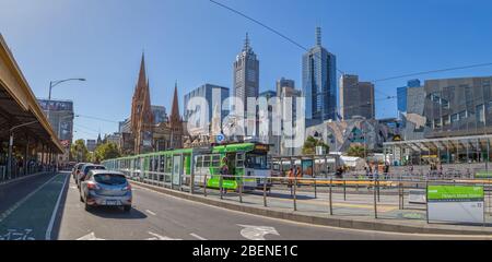 Straßenbahnhaltestelle Melbourne Flinders Street Stockfoto