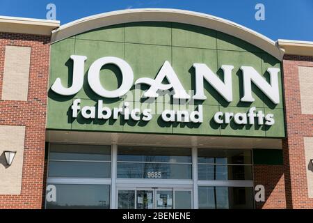 Ein Logo-Schild vor einem Jo-Ann Fabrics and Crafts-Einzelhandelsgeschäft in Fredericksburg, Virginia am 2. April 2020. Stockfoto