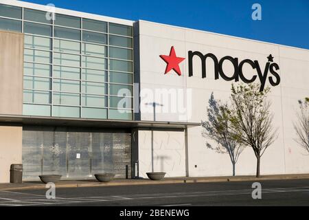 Ein Logo-Schild vor einem Macy's-Einzelhandelsgeschäft in Wheaton, Maryland am 2. April 2020. Stockfoto