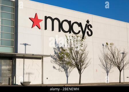 Ein Logo-Schild vor einem Macy's-Einzelhandelsgeschäft in Wheaton, Maryland am 2. April 2020. Stockfoto