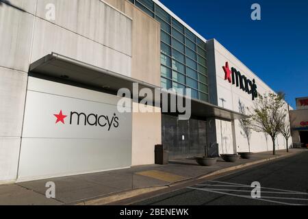 Ein Logo-Schild vor einem Macy's-Einzelhandelsgeschäft in Wheaton, Maryland am 2. April 2020. Stockfoto