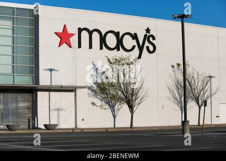 Ein Logo-Schild vor einem Macy's-Einzelhandelsgeschäft in Wheaton, Maryland am 2. April 2020. Stockfoto