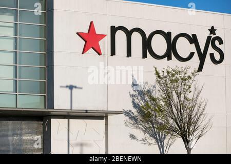 Ein Logo-Schild vor einem Macy's-Einzelhandelsgeschäft in Wheaton, Maryland am 2. April 2020. Stockfoto