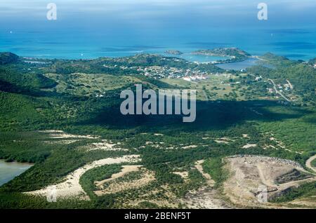 Luftaufnahme der Karibikinsel Antigua mit den weißen Gebäuden des Antigua State College, Deep Bay Beach, Fort Barrington National Park an Stockfoto