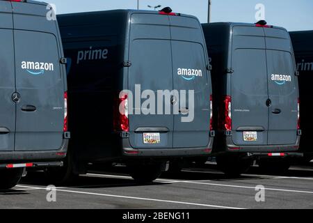 Amazon Prime Lieferwagen in Glen Burnie, Maryland am 6. April 2020 geparkt. Stockfoto